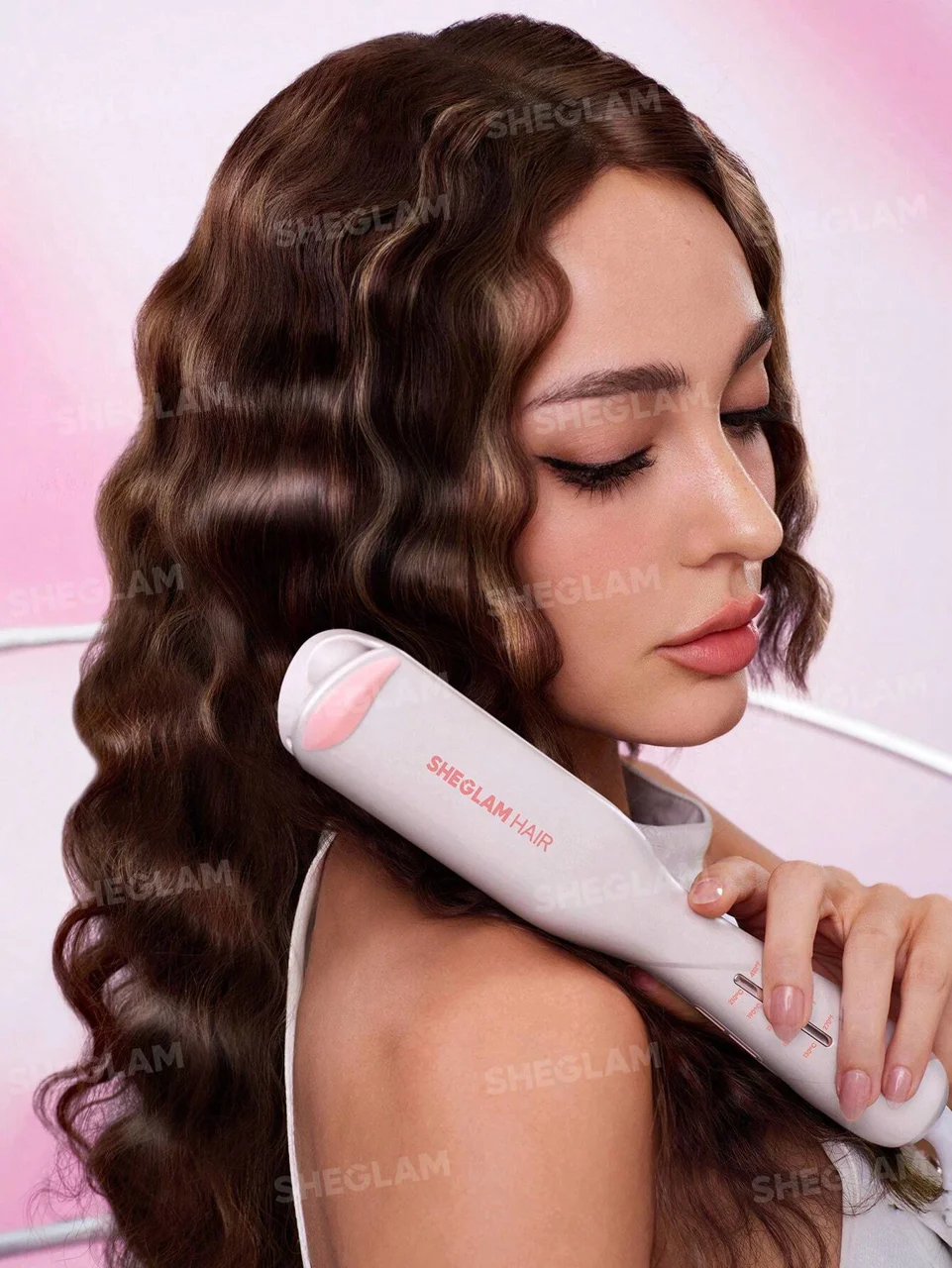 نمایش نتیجه استفاده از ویو مو صورتی شیگلم مدل Cupid’s Charm سایز ۱۹ میلی‌متر روی موهای مدل